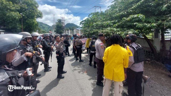 Tampak mahasiswa yang dikawal ketat oleh aparat kepolisian di wilayah Putaran Perumnas III Waena Distrik Heram, Selasa, (2/4/2024).