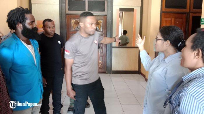 Kuasa hukum dari Perkumpulan Pengacara Hak Asasi Manusia (PAHAM) Papua dan ELSHAM Papua saat adu mulut bersama petugas kepolisian dari Polres Jayapura, Doyo Baru, Distrik Waibu.