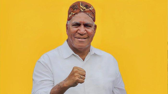 Kaka Besar Paulus Waterpauw mengenakan blankon