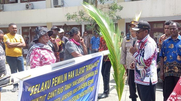 Penjabat Wali Kota Jayapura, Frans Pekey merespon aksi pemalangan yang dilakukan ahli waris di Kantor Wali Kota dengan berdialog secara langsung dengan pemilik hak ulayat tersebut.