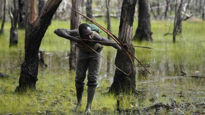 Solomon Maywa (30), lelaki suku Kanume, subsuku Marind Anim Anim berburu kanguru yang biasa disebut 