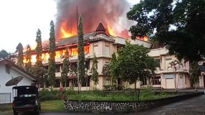 Kebakaran melanda Gedung D Kantor Bupati Jayapura, Papua. Insiden itu menyebabkan enam kantor organisasi perangkat daerah (OPD) di kawasan gedung itu hangus terbakar.
