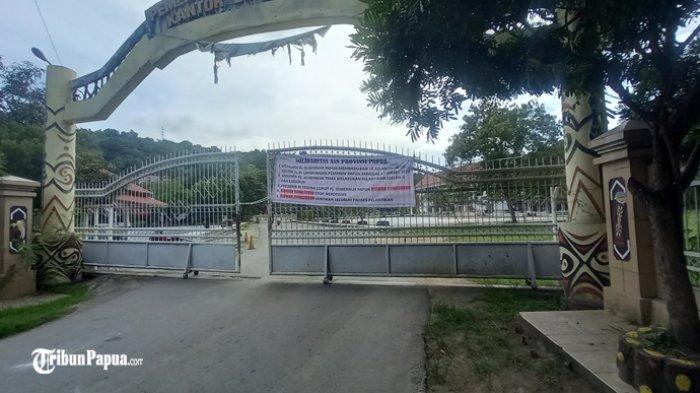 Kantor Dinas Otonom yang terletak di Kotaraja, Kota Jayapura di palang pada Rabu (3/4/2024) pagi.