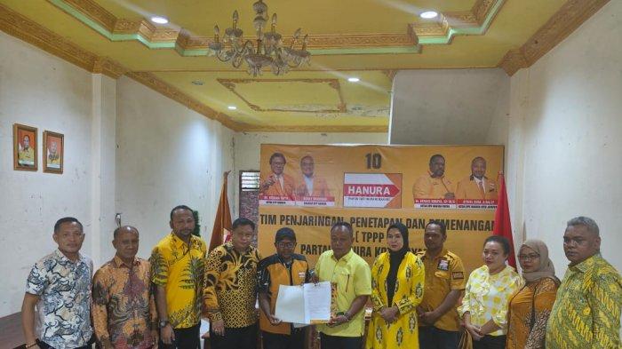 Tampak satu dari tim Bacalon Wali Kota Jayapura secara resmi mengambil formulir di kantor sekretariat DPC partai Hanura Kota Jayapura pada Kamis (2/5/2024).