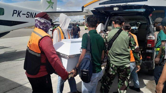 Proses evakuasi dua jenazah korban perang suku di Kabupaten Nduga, Papua Pegunungan di Bandara Mozes Kilangin Timika, Rabu (3/7/2024).