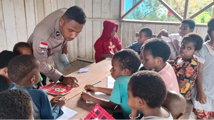 Bripda Petrik Arwakon personel Ops Rasaka Cartenz-2023 menjadi tenaga pengajar dalam memberikan pelajaran kepada 15 anak di kampung Delpel, Distrik Kenyam, Kabupaten Nduga, Rabu (2/8/2023).
