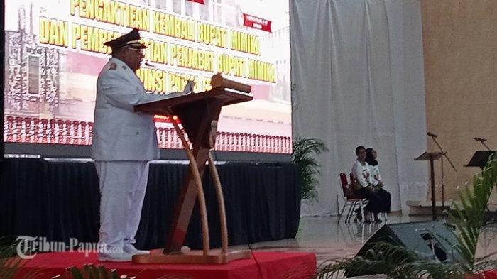 Eltinus Omaleng saat memberikan sambutan usai dirinya diaktifkan kembali sebagai Bupati Mimika.