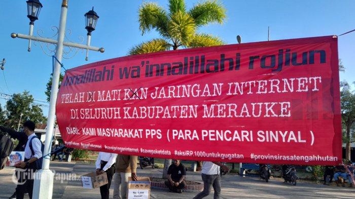 Spanduk yang bertuliskan kekecewaan terhadap pelayanan Telkom di Merauke, Papua Selatan.