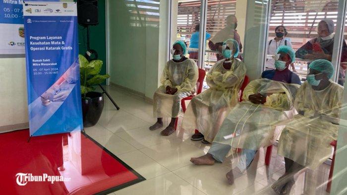 Tampak sejumlah warga penerima manfaat operasi katarak dari PT Freeport Indonesia di Rumah Sakit Mitra Masyarakat (RSMM) Timika, Kabupaten Mimika, Papua Tengah, Jumat (5/4/2024).
