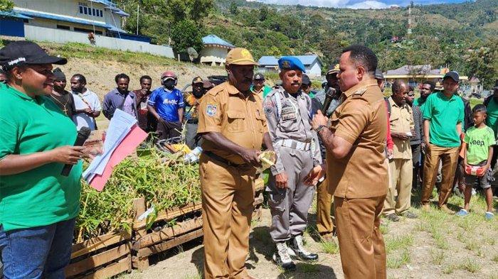 Penjabat Bupati Tolikara, Marthen Kogoya mengajak seluruh elemen masyarakat untuk menjaga hutan demi masa depan anak cucu. Hal itu disampaikannya pada saat mempringati hari lingkungan hidup sedunia di Kabupaten Tolikara, Papua Pegunungan, Senin (5/6/2023).