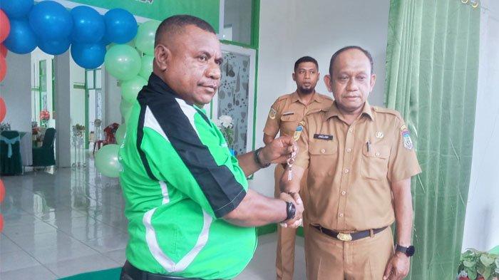 Kepala Dinas Kesehatan Kabupaten Waropen Martinus Serarawani (kiri) Sekeretaris Daerah Kabupaten Waropen Jaelani AP (kanan) saat peresmian Puskesmas dengan tipe rawat inap di Distrik Waropen Bawah, Waren pada Selasa (4/6/2024).