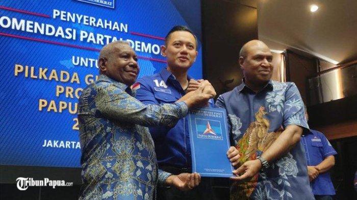 Ketua Umum DPP Partai Demokrat Agus Harimurti Yudhoyono (AHY) saat memberikan surat rekomendasi kepada bakal calon kepala daerah untuk Pilkada Bangka Belitung, Papua Barat dan Jambi di Kantor DPP Partai Demokrat, Kamis (4/7/2024).