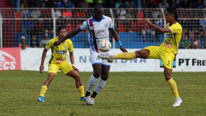 Laga pembuka babak 12 besar Liga 2 mempertemukan PSBS Biak versus Gresiok United di babak pertama telah usai. Kedua tim masih bermain imbang 0-0 alias kacamata. Laga tersebut berlangsung di Stadion Cenderawasih Biak, Sabtu (6/1/2024) sore.