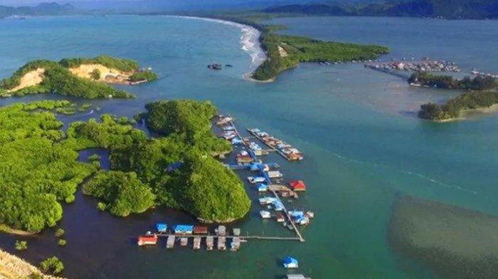 Suku Tobati (atau disebut juga Tobati-Enggros; dikenal juga sebagai Youtefa Tobati) adalah kelompok etnis yang mendiami Kota Jayapura, Indonesia.