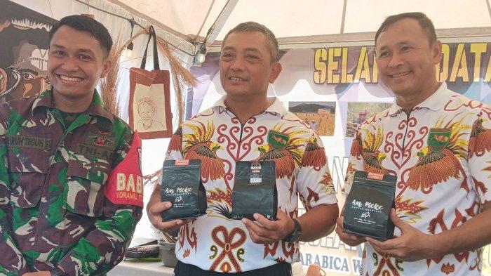 Pangdam XVII/Cenderawasih Mayjen TNI Izak Pangemanan bersama Koptu Teguh Guru menunjukkan kopi Wamena saat di stand Kodim 1702/Jayawijaya