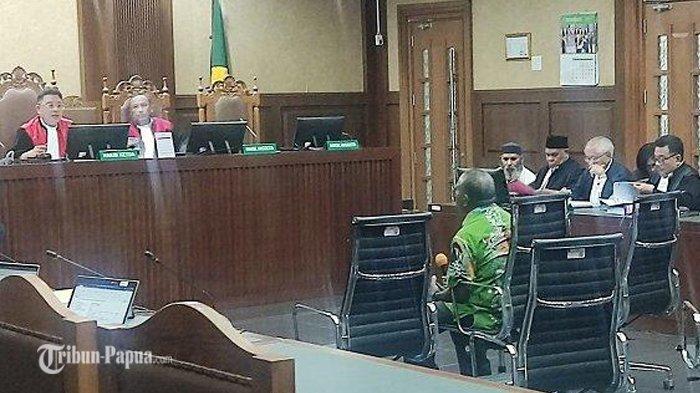 Eks Kepala Dinas PUPR, Mikael Kambuaya bersaksi dalam sidang dugaan korupsi yang dilakukan Gubernur non aktif Papua Lukas Enembe di Pengadilan Tipikor Jakarta Pusat, Senin (7/8/2023).