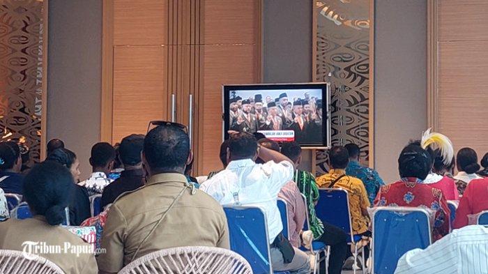 Keluarga, simpatisan dan tamu undangan pelantikan MRP keluhkan pelantang yang tidak bersuara di luar ruangan gedung pelantikan Majelis Rakyat Papua, (MRP) di Gedung Pertemuan, Kantor Gubernur Papua, Selasa (7/11/2023).