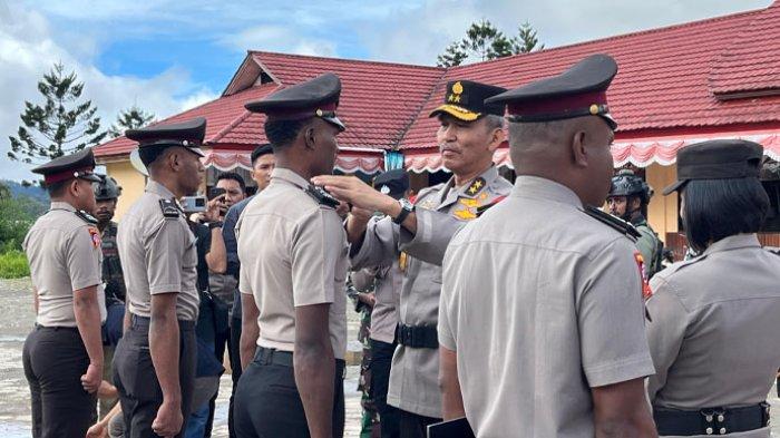 Sebanyak 11 personel Polda Papua yang terdiri dari 10 anggota Polres Pegunungan Bintang dan satu personel Ba Ro Ops Polda Papua mendapat penghargaan dari kapolri atas keberhasilan tugas melumpuhkan Kelompok Kriminal Bersenjata (KKB) atau Organisasi Papua Merdeka (OPM).