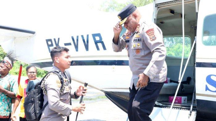 Kapolda Papua Irjen Pol Mathius D Fakhiri didampingi ajudan pribadinya dalam suatu kesempatan.