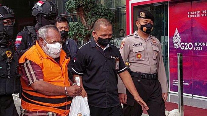 Bupati Mimika Eltinus Omaleng tiba di Gedung KPK setelah menempuh perjalanan udara dari Jayapura, Kamis (8/9/2022).