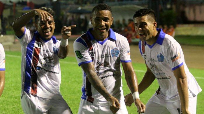 Alberto Goncalves saat merayakan golnya ke gawang Semen Padang dalam laga final leg kedua Liga 2 di Stadion Haji Agus Salim, Padang, Sumatera Barat, Sabtu (9/3/2024).