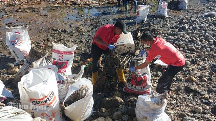 Pimpinan berserta staf Swiss-belhotel jayapura, masyarakat, ASN dari Dinas Pariwisata Kota Jayapura dan Kelurahaan Gurabesi ketika melakukan aksi grebek sampah di Kali Anafre Jayapura, Rabu (9/8/2023).