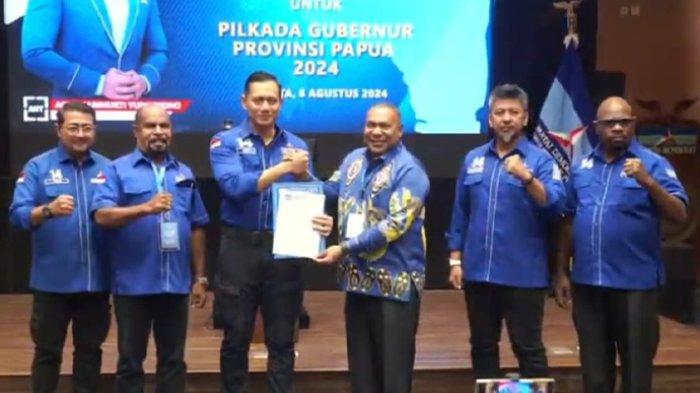 Ketua Umum Partai Demokrat Agus Harimurti Yudhoyono saat memberikan surat keputusan (SK) kepada calon Wakil Gubenur papua, Aryoko Rumaropen di Kantor DPP Demokrat, Jakarta, Kamis (8/8/2024) malam.