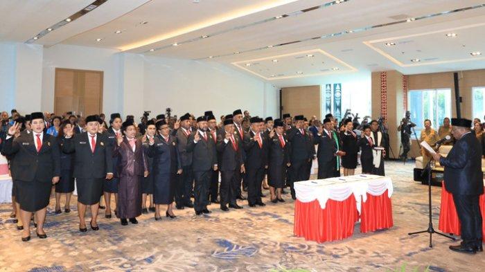 Wakil Menteri Dalam Negeri (Wamendagri), John Wempi Wetipo melantik 34 anggota Majelis Rakyat Papua (MRP) masa jabatan 2023-2028, Selasa (7/11/2023) di Kantor Gubernur Papua.