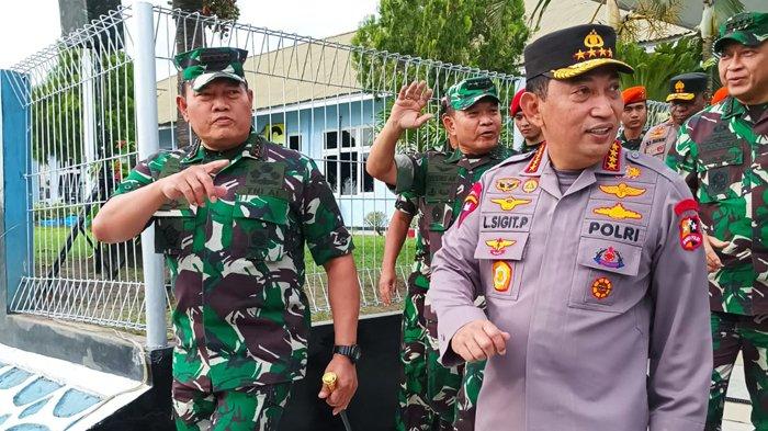 Panglima TNI Laksamana Yudo Margono dan Kapolri Jenderal Polisi Listyo Sigit Prabowo beserta rombongan saat akan berangkat menuju Timika, Papua Tengah, Senin (9/1/2023).