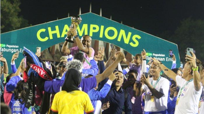 PSBS Biak akhirnya meraih gelar juala Liga 2 setelah menumbangkan tuan ruman Semen Padang dengan skkor telak 3-0 pada final leg kedua di Stadion Haji Agus Salim, Padang, Sabtu (9/3/2024).