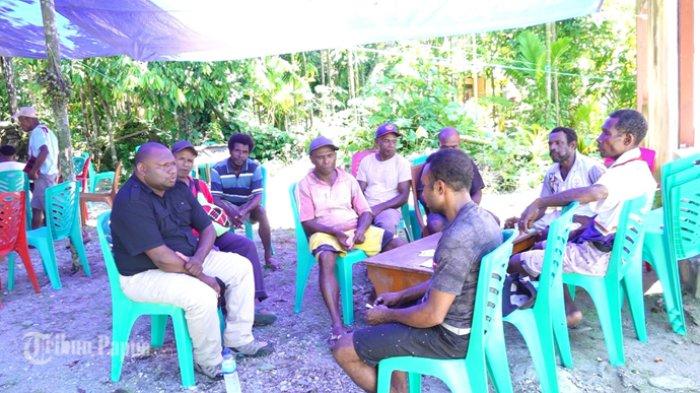 Sejumlah masyarakat Kampung Yonsu Spare, Distrik Ravenirara dan Kampung Dormena, Yepase, Distrik Depapre, mengeluh kesulitan mendapat akses informasi.