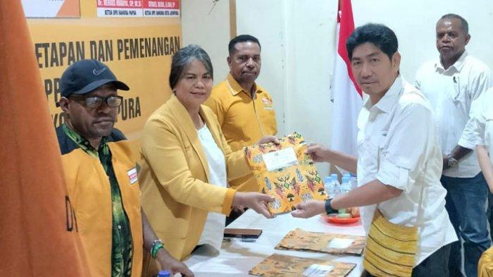 Jhony Banua Rouw saat mengembalikan formulir pendaftaran ke Dewan Pimpinan Cabang (DPC) Partai Hanura Kota Jayapura pada Rabu (8/5/2024).