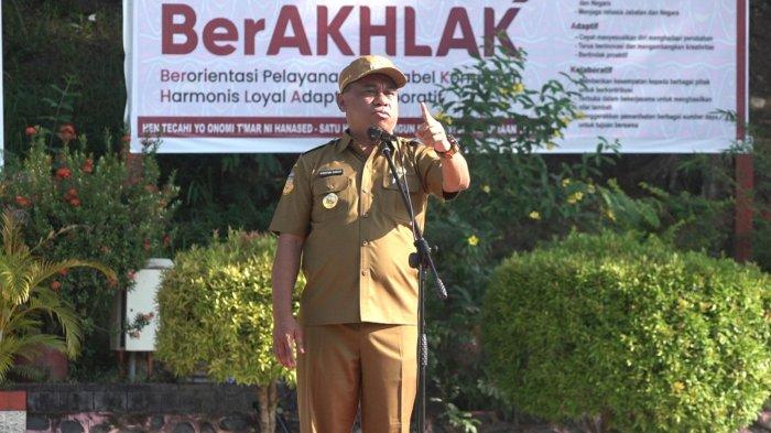 Pj Wali Kota Jayapura Christian Sohilait saat pimpin apel Senin pagi di lapangan upacara Kantor Wali Kota Jayapura, Senin (10/6/2024).