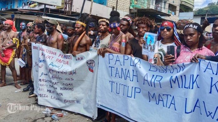 Suasana aksi Internasional Masyarakat Adat 2023 yang berlangsung di Lingkaran Abepura, Kota Jayapura, Papua.