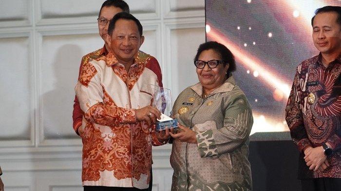 Mendagri Tito Karnavian saat menyerahkan penghargaan kepada Pj Gubernur Papua Tengah Ribka Haluk