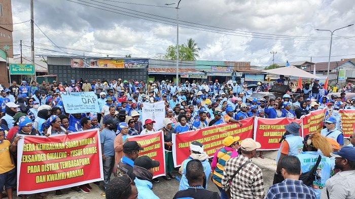 Massa pendukung AIYE di depan Kantor KPU Mimika, Jalan Hasanudin, Rabu (11/12/2024).
