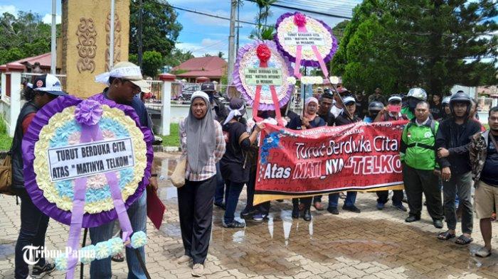 Sejumlah wartawan saat melakukan demo damai terkait degradasinya jaringan internet di Kantor Telkom Merauke beberapa hari lalu. Bentuk kekeccewaan tersebut disimboli dengan penyerahan krans buka ucapan duka cita.