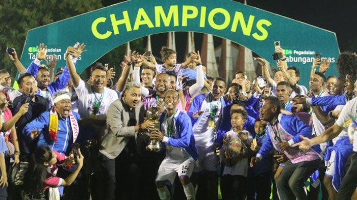 Tim PSBS Biak selebrasi usai merebut gelar juara satu Liga 2 musim 2023/2024. Perayaan ini setelah PSBS menumbangkan tuan rumah Semen Padang 3-0 di Stadion Haji Agus Salim, Sumatera Barat pada Sabtu (9/3/2024) malam.