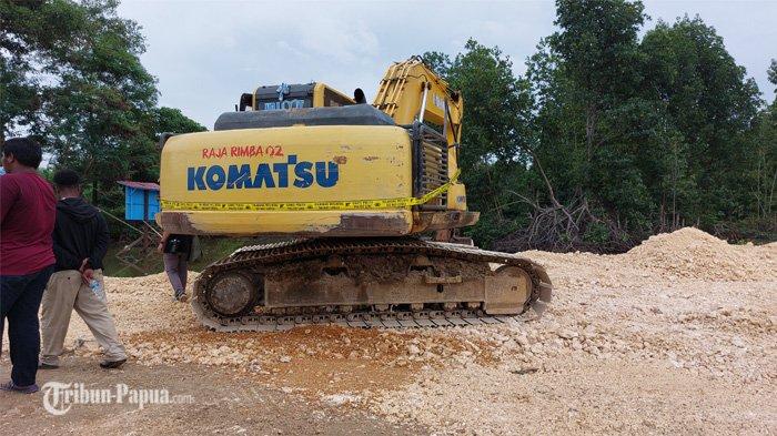 Tampak alat berat yang dipasang police line pasca-Dinas kehutan Provinsi Papua BBKSDA, Gakum, Kementrian Kehutanan dan Pemerintah Kota Jayapura sepakat harus hentikan penimbunan hutan mangrove di TWA Teluk Youtefa.