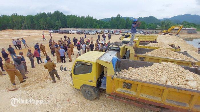 Dinas Kehutanan Provinsi Papua didampingi pihak BBKSD Papua, masyarakat adat dan aparat kepolisian dari Polda Papua ketika menghentikan penimbunan hutan mangrove di Hamadi, Selasa (11/7/2023).