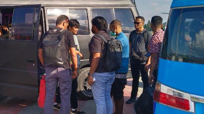 Sebanyak dua anggota Kelompok Kriminal Bersenjata (KKB), tersangka penyerangan terhadap anggota Brimob di Kabupaten Yahukimo pada November 2022 lalu berinisial AS (25) selaku bendahara Kampung Peneki dan KG alias KB (27) merupakan mahasiswa beserta barang bukti digiring ke Polda Papua.