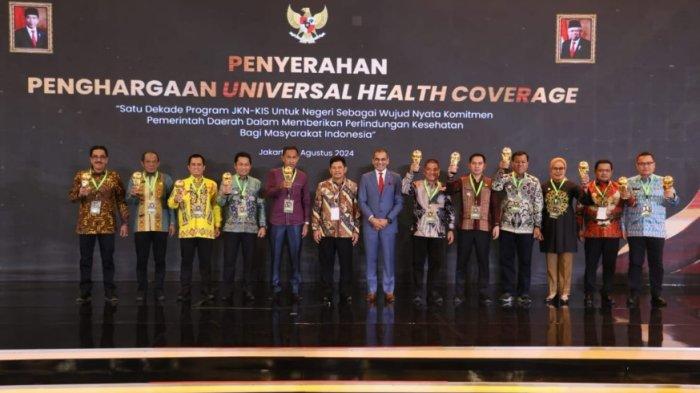 Kabag Humas dan Protokol Kabupaten Sarmi Roenaldi Irfak mewakili Pj Bupati Sarmi Markus Mansnembra menerima penghargaan tersebut.