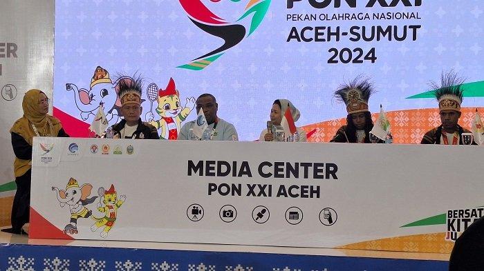 Wakil Ketua KONI Papua Tengah,  Cesar Avianto Tunya didampingi VP Corporate Communications PTFI, Katri Krisnati saat konferensi pers Aceh pada pelaksanaan PON XXI, Selasa (10/9/2024).