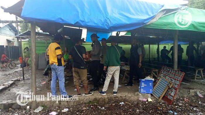 BONGKAR - Polisi saat membongkar judi king di RT 17 Kelurahan Kebun Siri, Timika, Papua, Rabu (11/11/2021).