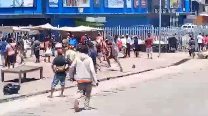 TANGKAPAN LAYAR - Sebanyak 1.317 warga negara Indonesia (WNI) harus dilindungi kepolisian Papua Nugini pasca-kerusuhan yang terhadi di Port Moresby, Rabu (10/1/2024). Kerusahan tersebut balah meledak lebih parah ketika memasuki hari kedua karena merebak ke beberapa kota lainnya.