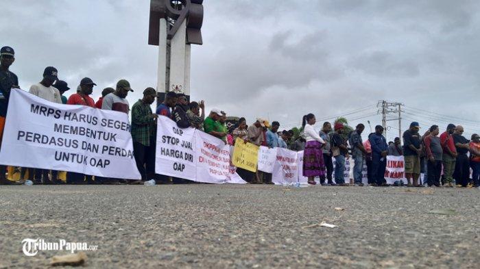 Ratusan masa yang tergabung dalam forum komunikasi lintas OAP Provinsi Papua, lakukan aksi demo damai di Merauke, Papua Selatan.