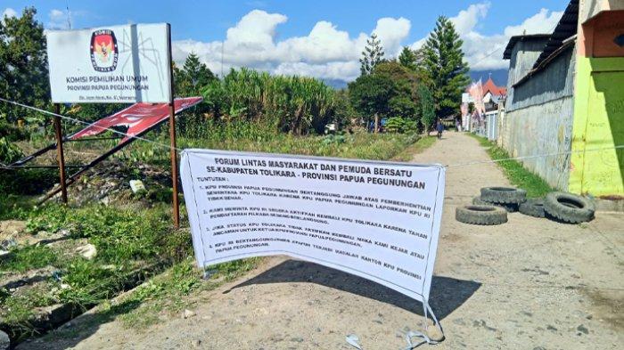 Forum lintas masyarakat dan Pemuda bersatu se-Kabupaten Tolikara di Papua Pegunungan lakukan aksi demonstrasi dan memalang jalan masuk Kantor KPU Papua Pegunungan di Lokasi Tiga, Wamena, Kabupaten Jayawijaya, Senin (12/08/2024).