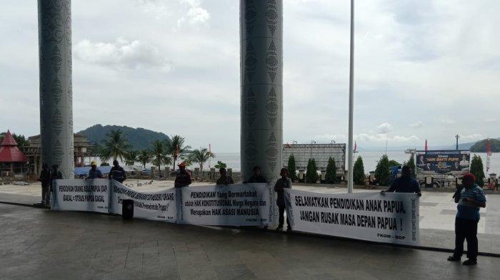 Forum Komunikasi Orangtua Mahasiswa Penerima Beasiswa Otsus dalam dan luarnegeri Provinsi Papua terus bersuara mengenai nasib anak-anak mereka. Kali ini, FKOM - BOP menggelar demo damai di Kantor Gubernur Papua, Selasa (12/12/2023) pukul 10.00 WIT.