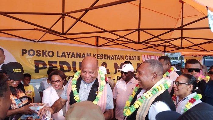 Paslon Gubernur dan Wagub Papua Nomor Urut 2, Mathius Fakhiri -Aryoko Rumaropen bersama Paslon Bupati dan Wabup Sarmi Nomor Urut 2, Yanni -Jemmi Esau Maban, dalam orasi kampanye terbuka di Lapangan Merdeka Sarmi, Papua..