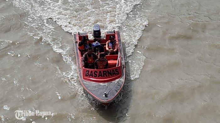 Tim SAR Merauke melakukan pencarian korban Taufik yang terjatuh dari jembatan tujuh Wali-Wali dan hilang di sungai Maro Merauke, Papua Selatan.